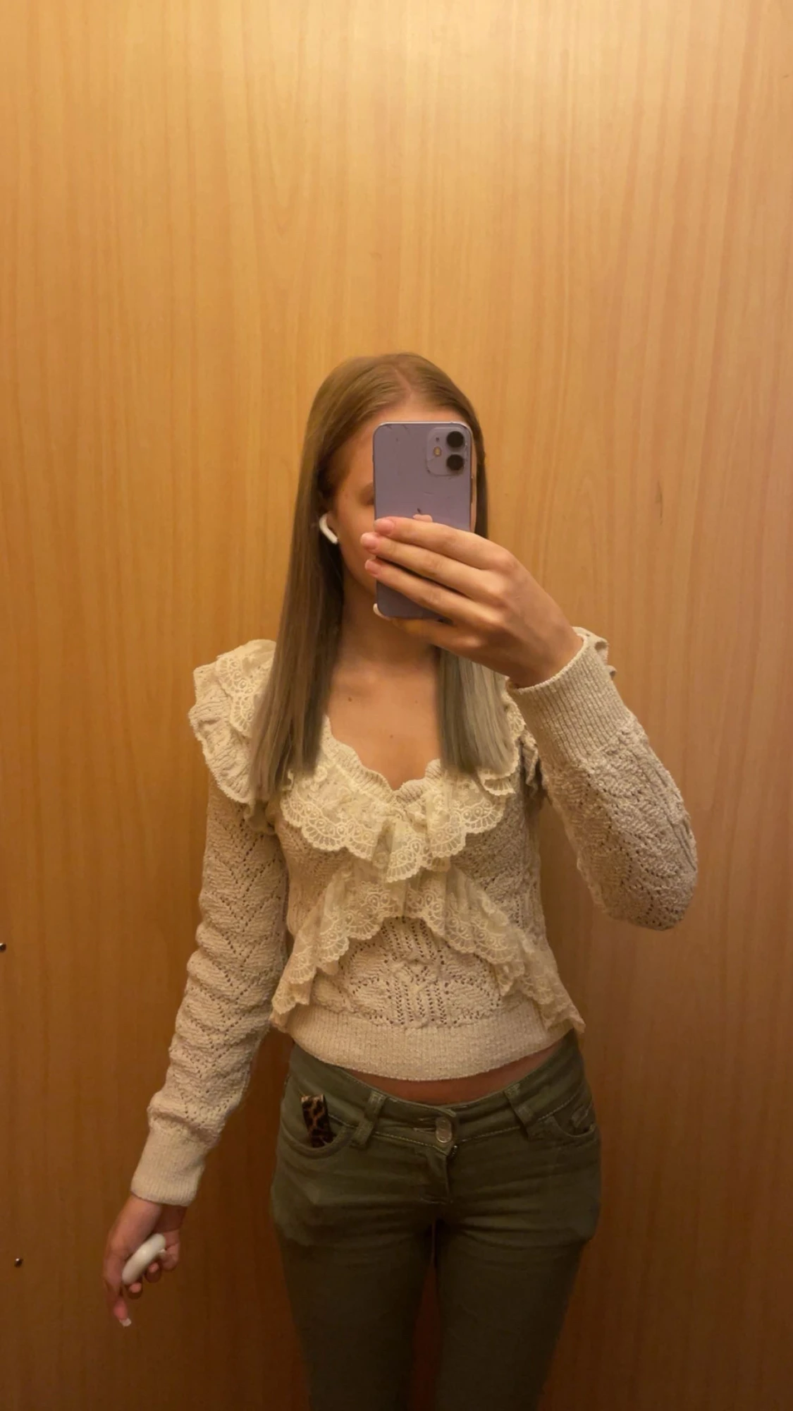 Beige stickad tröja med volang