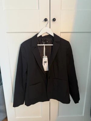 Svart kavaj - Svart kavaj från märket IVY. Kavajen är i nyskick och köpt för 1300 kr. 