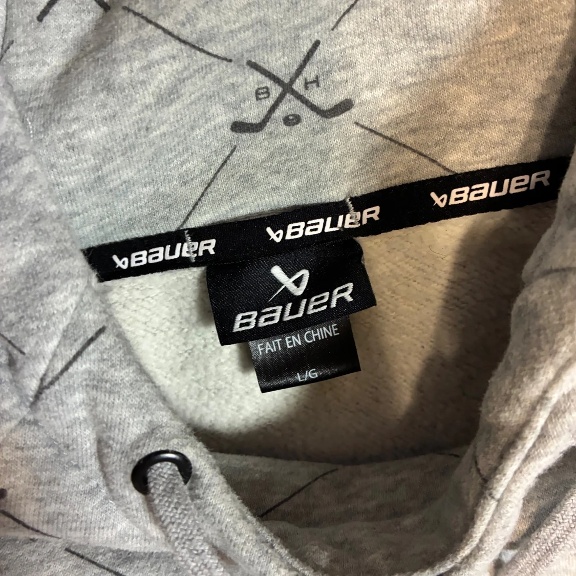 Grå hoodie från Bauer med hockeymönster - 2