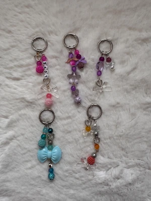 Nyckelring med en stor karbinhake  - Unika handgjorda nyckelringar från KeyRing UF✨60kr per styck!