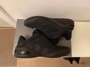 Shai 001 ”Black Charm” - Säljer mina shai 001s av den anledning att jag råka köpa fel storlek på Klekt.. Perfekt för dig som gillar att ha ett par snygga basketskor som fungerar både på plan som ute på gatan. Riktigt sköna och bra grepp i skorna.