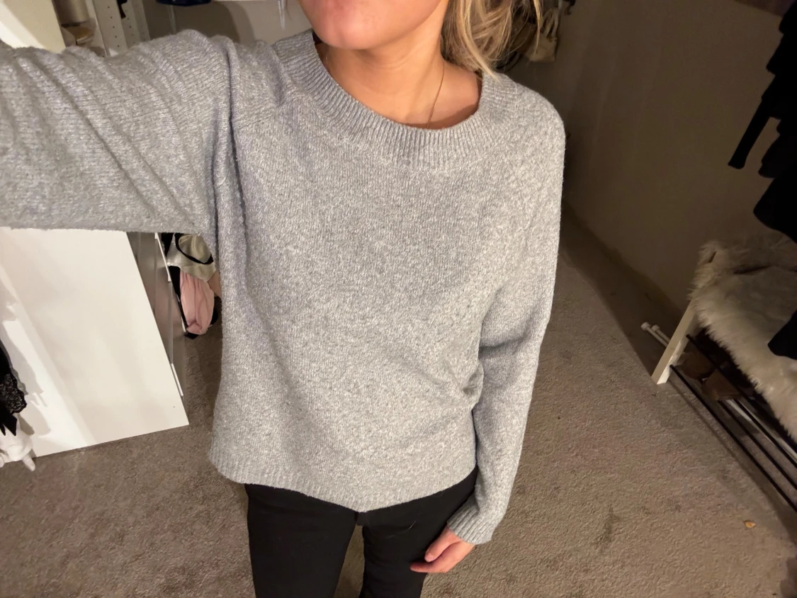 Ljusgrå stickad tröja med rund hals - 1