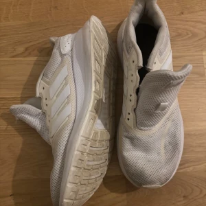  Adidas skor - Adidas med klassiska tre ränder på sidan. Perfekta för dig som gillar sportig stil och vill ha bekväma skor till vardagen. Utan skosnöre 