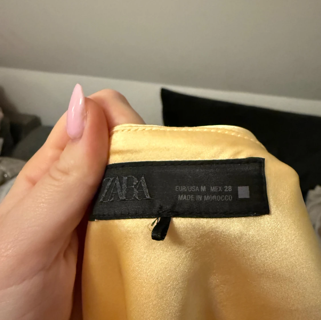 Satintopp med halterneck - 3