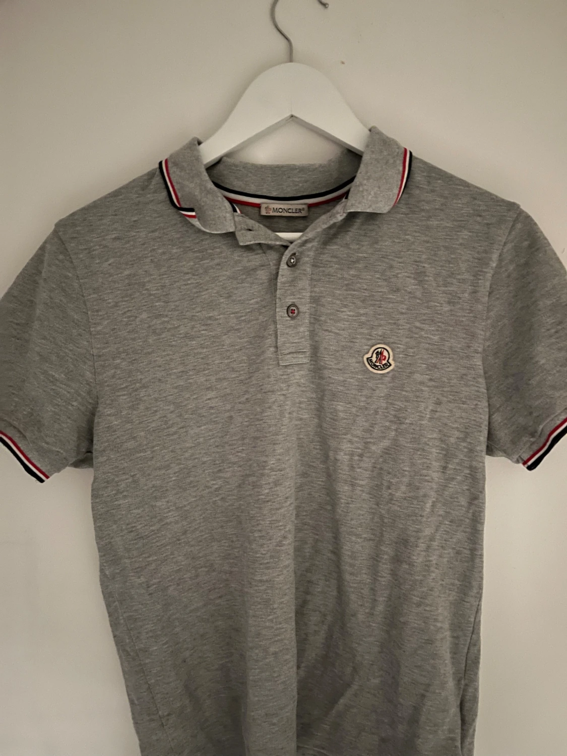 Grå Moncler pikétröja med röd/vit detalj