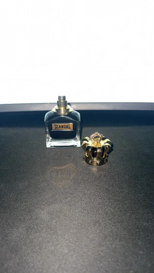 Scandal by Jean Paul Gaultier - Jpg scandal le parfum. En söt, trä aktig doft perfekt till vinter säsongen. Meddela mig vilken storlek du vill ha så lägger jag ut!☺️