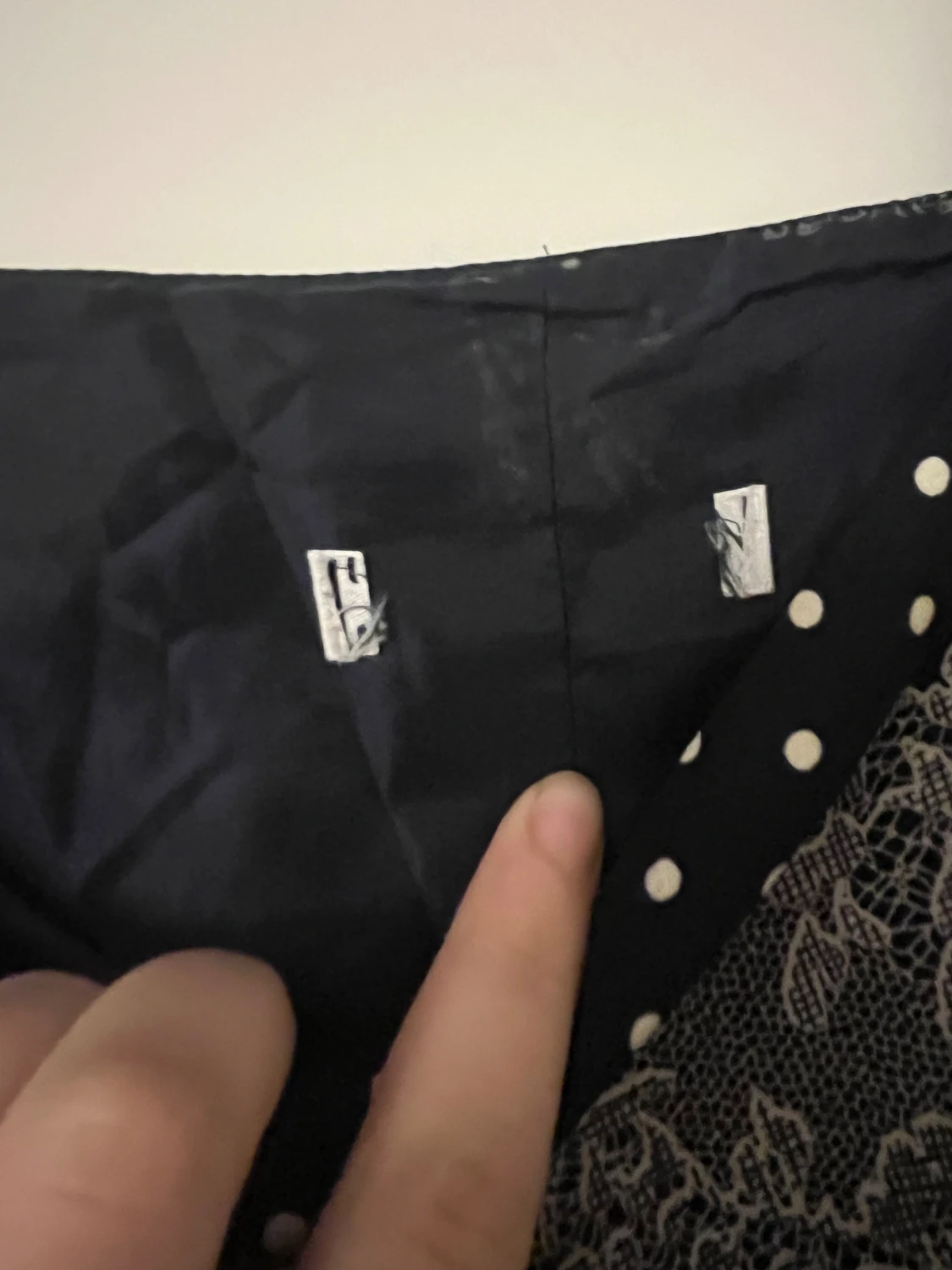 Svart prickig blus med spetsdetalj - 3