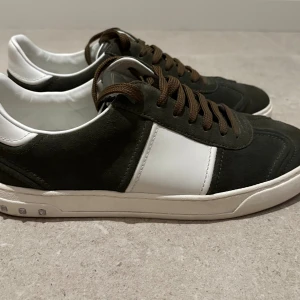 Valentino Flycrew - Säljer mina äkta mörkgröna valentino Flycrew i toppen skick då jag inte använder dem längre! Dustbag och skosnören medföljer vid köp. Skriv vid frågor😀