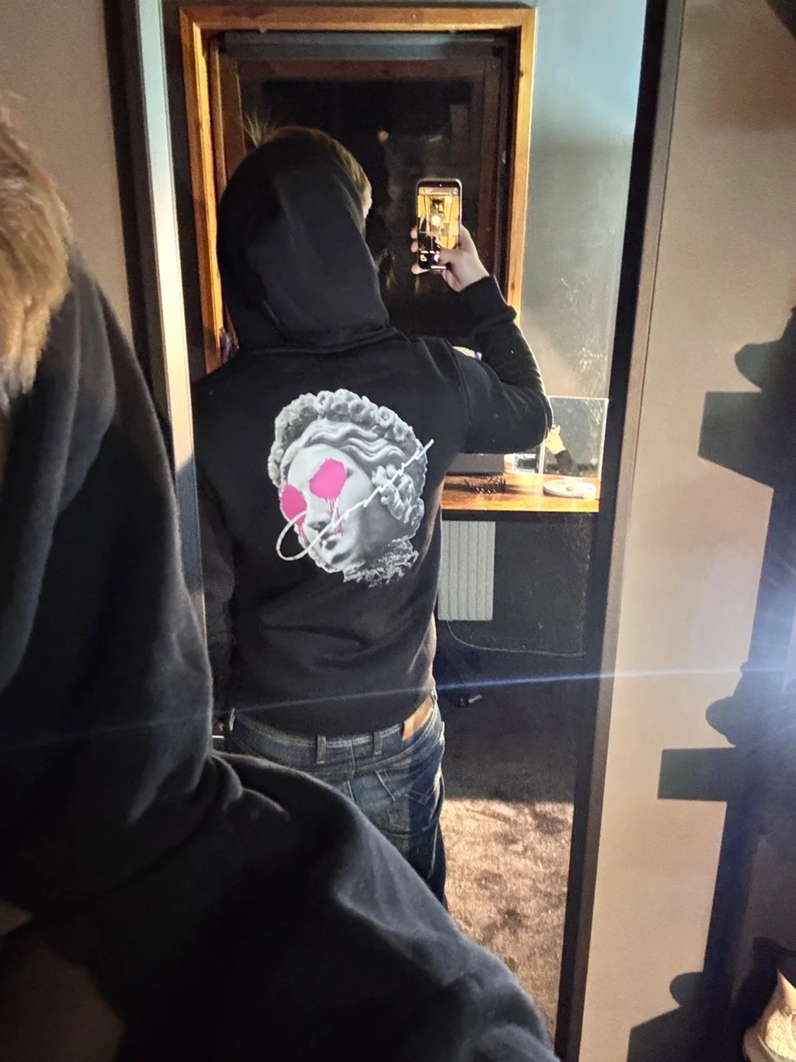 Svart hoodie med konstnärligt tryck - 2
