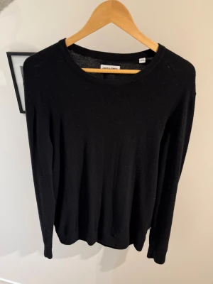 Svart stickad tröja - Säljer denna sköna stickade tröja som är en bomullsblandning. Den är i storlek M och nypris ligger på 800kr. Har en defekt som man ser på sista bilden. Syns inte vid användning för lätt att fixa bättre. Skriv vid funderingar!