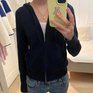 Soft Goat hoodie - Superfin zip hoodie från soft goat i kashmir 💓💓 lite nopprig men annars inga defekter, storlek S! Kan gå ner i pris lite vid snabb affär 💝 