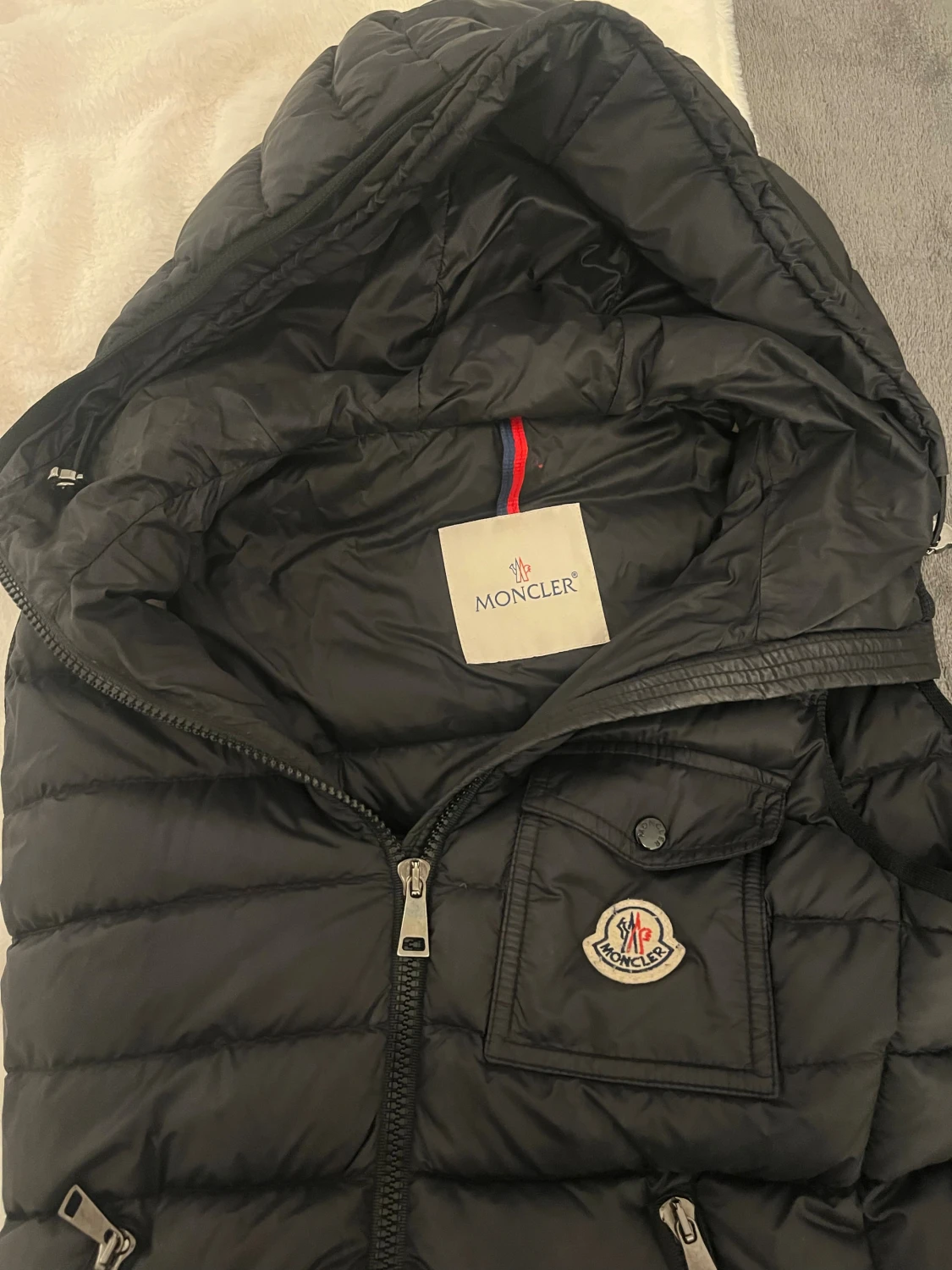Svart dunväst från Moncler med huva