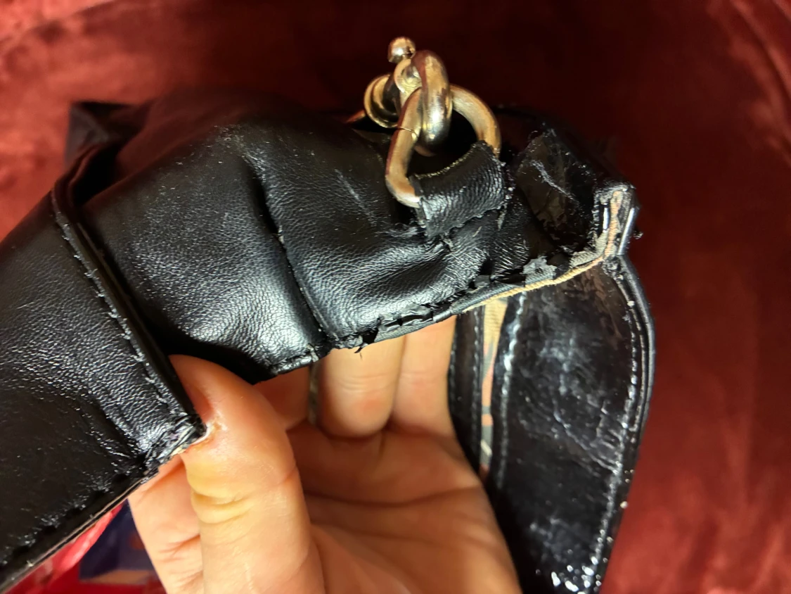 Svart handväska från Guess i skinn - 5