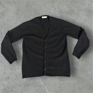Svart Cardigain - I riktigt bra skick, inga fläckar eller skador 💯 Perfekt till vardags, skolan eller när man ska ut 👌 Inga defekter eller nackdelar!  Tidlös stil som passar till allt ✨ Storlek: S – sitter perfekt! 📏 Skickar iväg samma dag som beställning!  Ett måste i garderoben 🔥  #blackshirt #sweater #cardigan #black