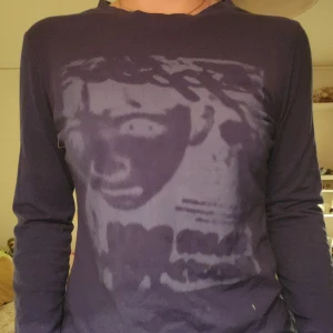 Mörkblå långärmad tröja med tryck - Mörkblå långärmad tröja med tryck.