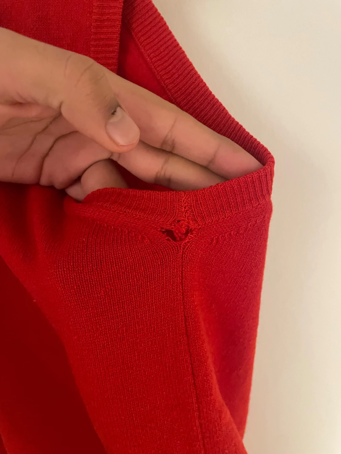 Röd stickad väst med v-ringning - 2