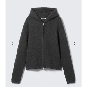 Weekday zip tröja  - Mysig mörkgrå stickad hoodie från Weekday med huva och hel dragkedja framtill. Köpt för 590kr och endast använd en gång. Som nytt skick! 💗 skriv gärna vid frågor.