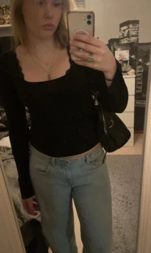 Low waist straight jeans - Säljer dessa super fina och sköna low waist jeans. Passar till många olika outfits och har bara använts 10 gånger ungefär. De har ett litet hål över högra backficka revs upp när jag hade mobilen i fickan och den fastnade i en stol, men hålet syns inte alls mycket. Pm för fler bilder oxh frågor💞💞