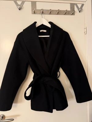 kappa - jätte fin kort kappa från Gina som man knyter i midjan. Storlek S, knappt använd. 