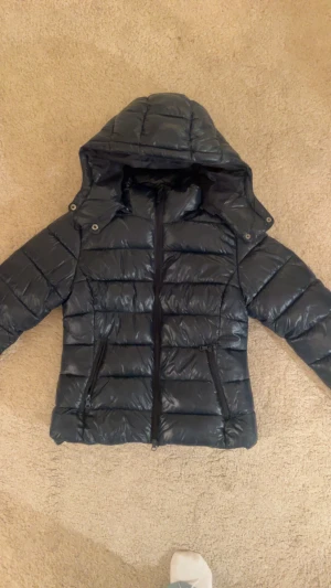 Mörkblå pufferjacka från 157 - Är mörkblå men ser svart ut i mörker! (Kolla sista bilden för färgen i ljus!) väldigt lik Nelly jackorna🩷köpt för 400-500kr🥰