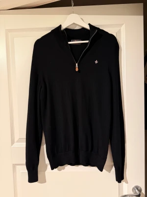 Morris half zip - Svart långärmad tröja från Morris i 100% merinoull.          Använd fåtal gånger och väldigt sparsamt.            Storlek L men passar även M