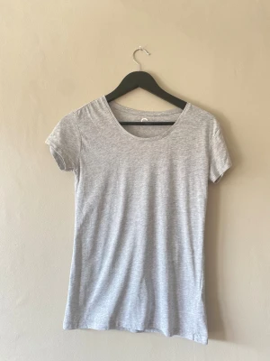 Grå tröja  - Säljer denna gråa basictopp från Cubus i storlek Xs. Se gärna fler annonser med baskläder. Finns att hämta i Göteborg eller kan skickas omgående.