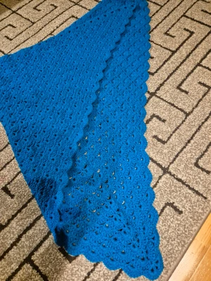 Stickade stjalar - Säljer handvirkade sjalar och virkad linne. Säljs för 35å kr st.