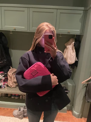 Fodral Marc Jacobs - Säljer nu mitt jättefina fodral från Marc Jacobs. Nästan som ny (kolla sista bilden lite smutsig på baksidan men går nog bort om man tar lite vatten och papper 💓) fodralet är köpt för något år sedan och passar en större ipad/ liten dator.