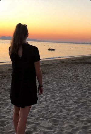 Marinblå kortklänning från Only - Snygg marinblå kortklänning från Only med rund hals och en liten öppning i ryggen. 