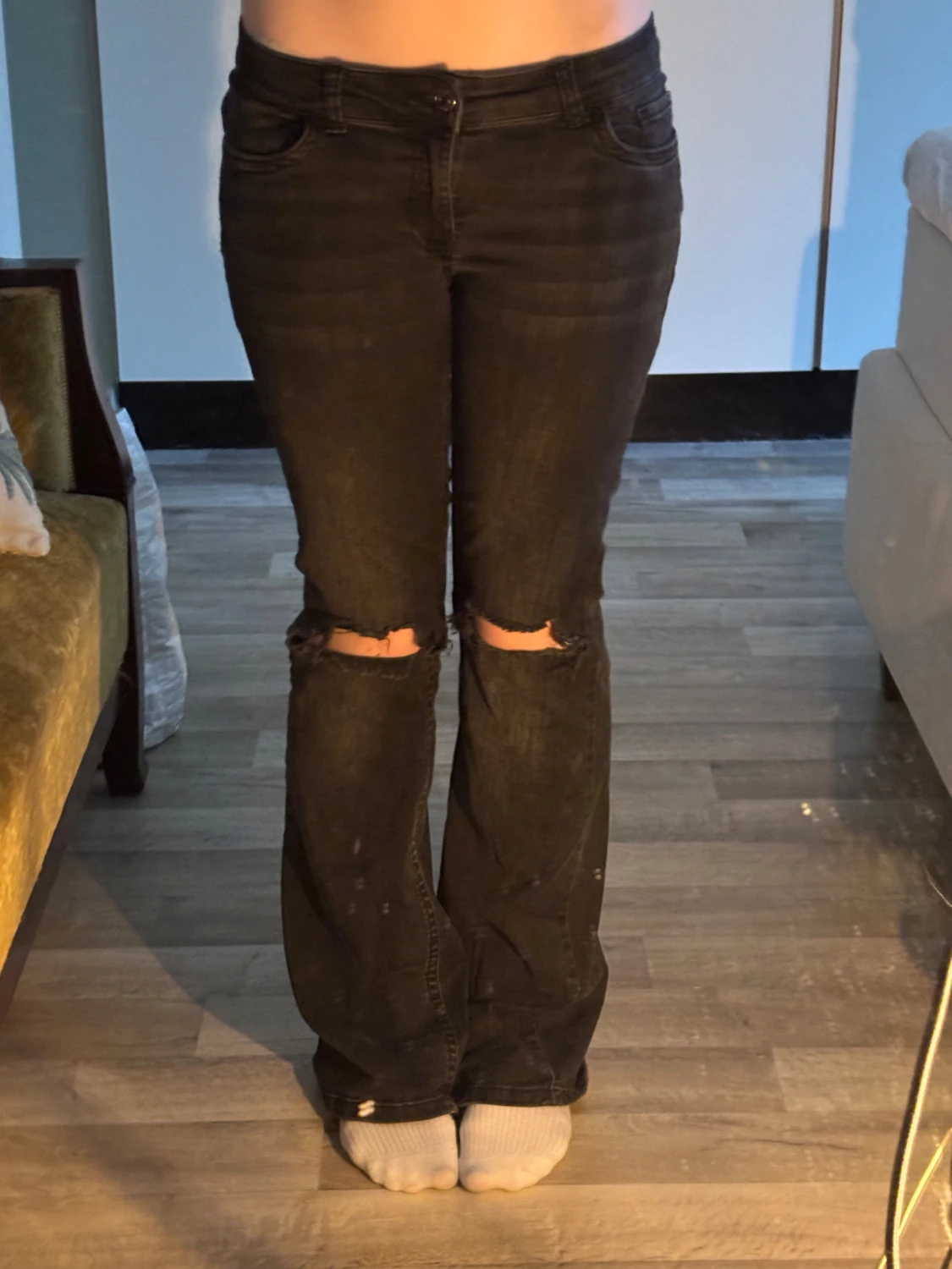 Svarta bootcut jeans med hål på knäna - 1