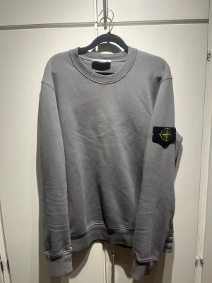 Stone Island Crewneck - Nästintill oanvänd Stone Island crewneck ja köpte på vallgatan 12 i Göteborg! Kvitto finns och tröjan är tvättad 1 gång!                                          Kan gå lägre beroende på hur seriös man är!