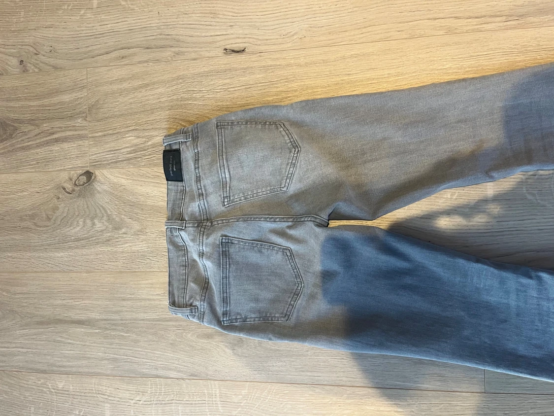 Grå bootcut jeans från Gina tricot strl 34 - 1