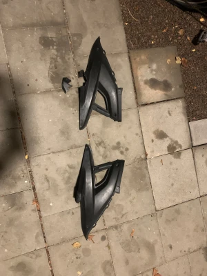 Yamaha aerox sidkåpor - Svarta sidkåpor