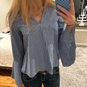 Långärmad blus - Långärmad blus från Zara🫶🏼💗 Har ett litet håll under armhålan (se bild) men inget som syns när man har på sig den! Kontakta mig om du har några frågor