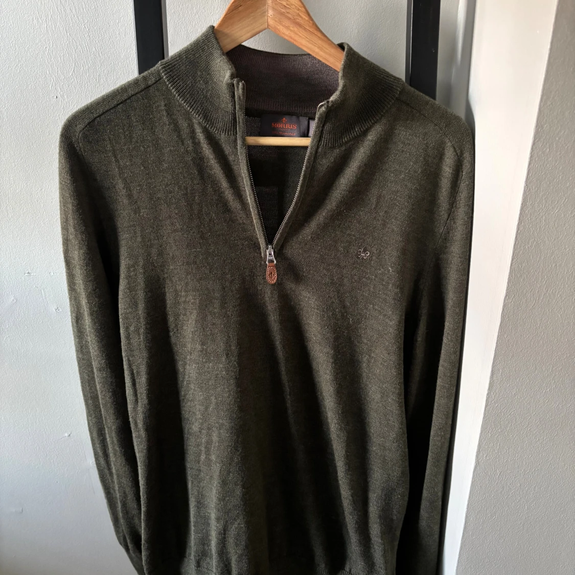 Olivgrön stickad tröja från Morris