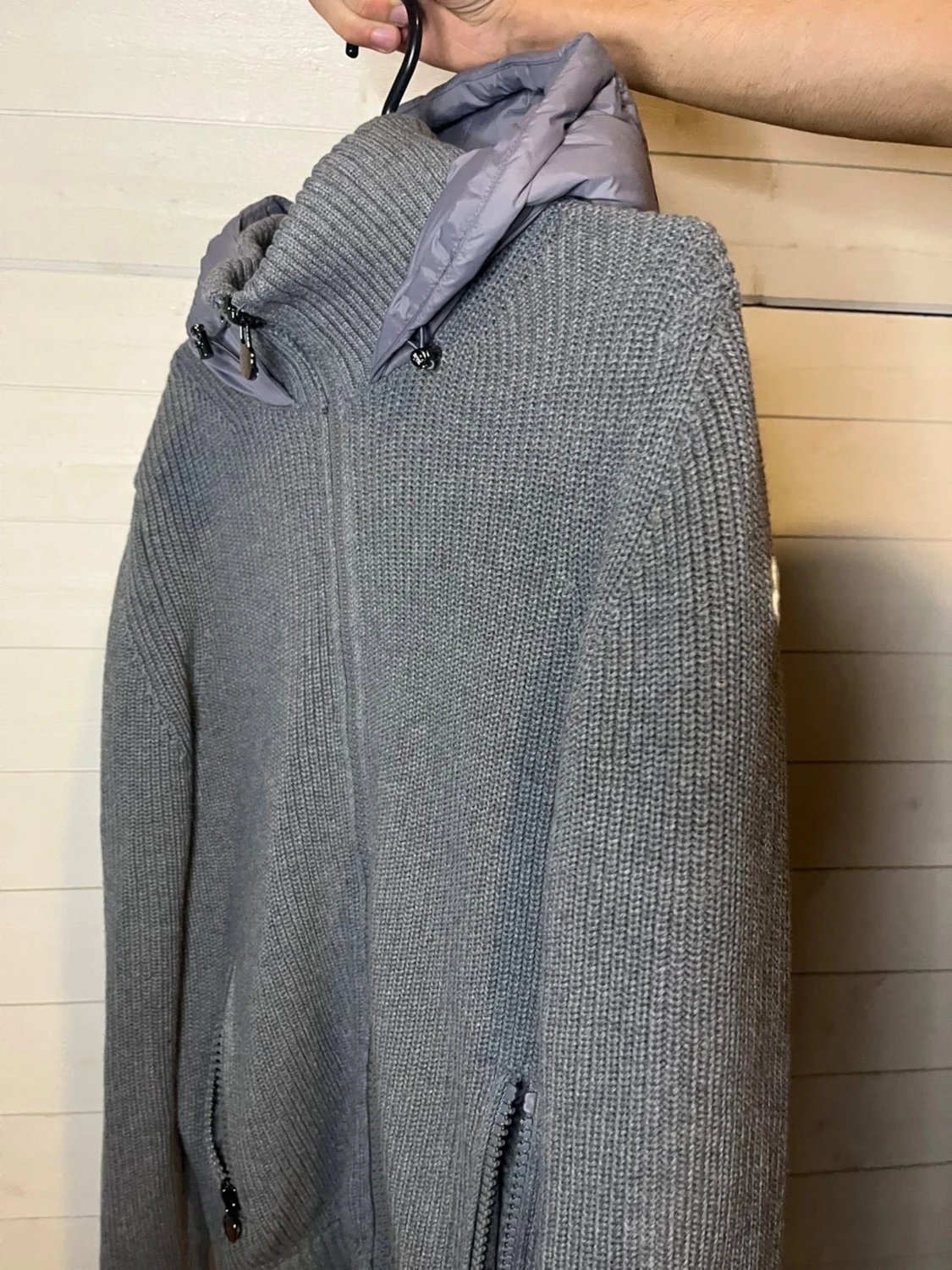 Grå Moncler pufferjacka med stickade ärmar