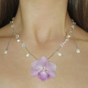 Real orchid flower necklace, handmade  - Handmade with a real phalaenosis orchid, dried and preserved in resin. Stainless steel & freshwater pearls. Length 45 (+ 4) cm. Every design I create is unique so each necklace is truly one of a kind. Keep in mind to handle the orchid with care <3
