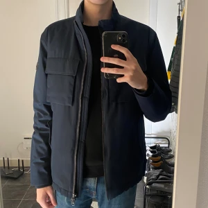 J.Lindeberg vinterjacka - Fordrad vinterjacka från J.Lindeberg i storlek medium. Jackan är i mycket gott skick.