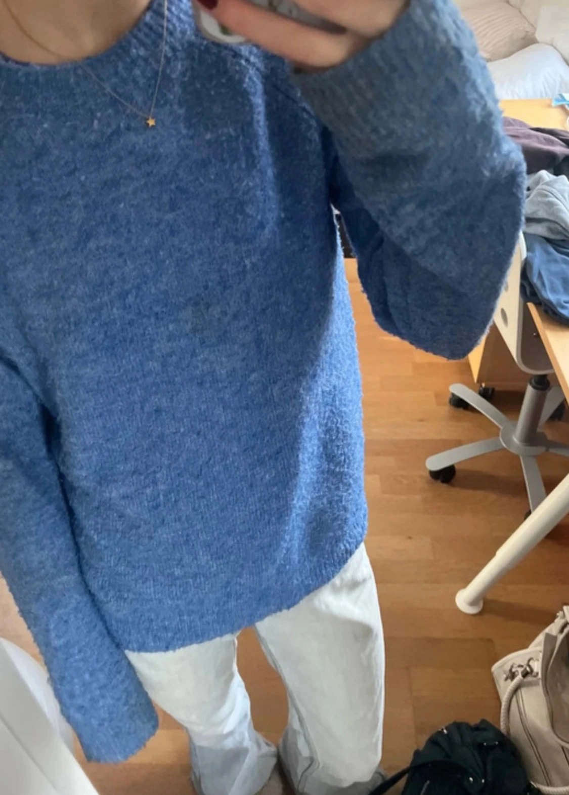 Blå stickad tröja med lång ärm - 1