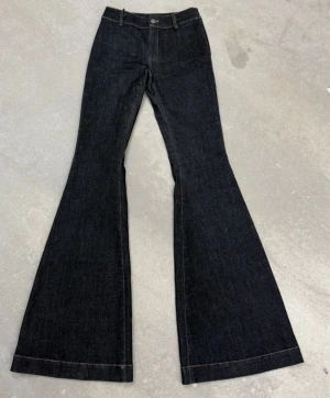 Alohba Label jeans - Säljer dessa helt oanvända jeans från Alohba Label som är helt slutsålda. De ligger fortfarande i förpackning så de är i nyskick🥰