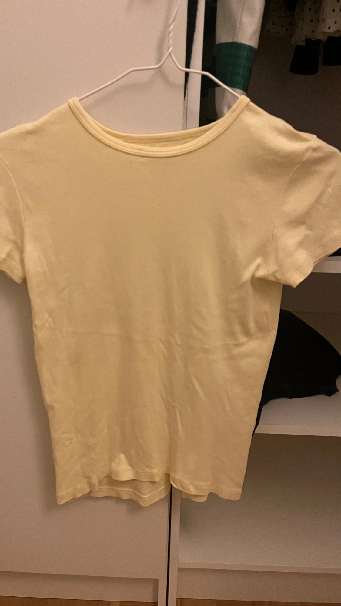 Ljusgul t-shirt från Brandy Melville