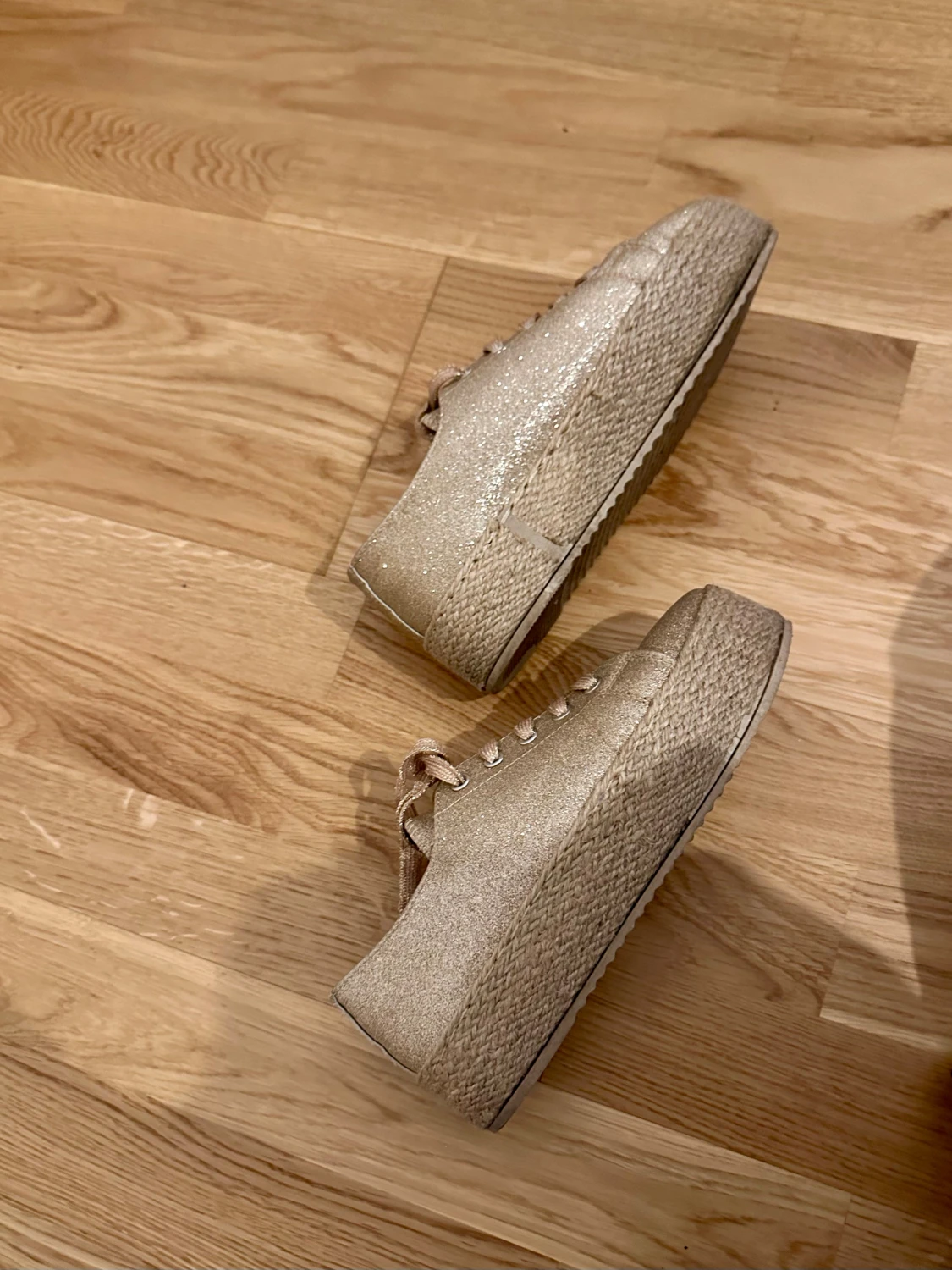 Glittriga guldiga sneakers med platå - 5