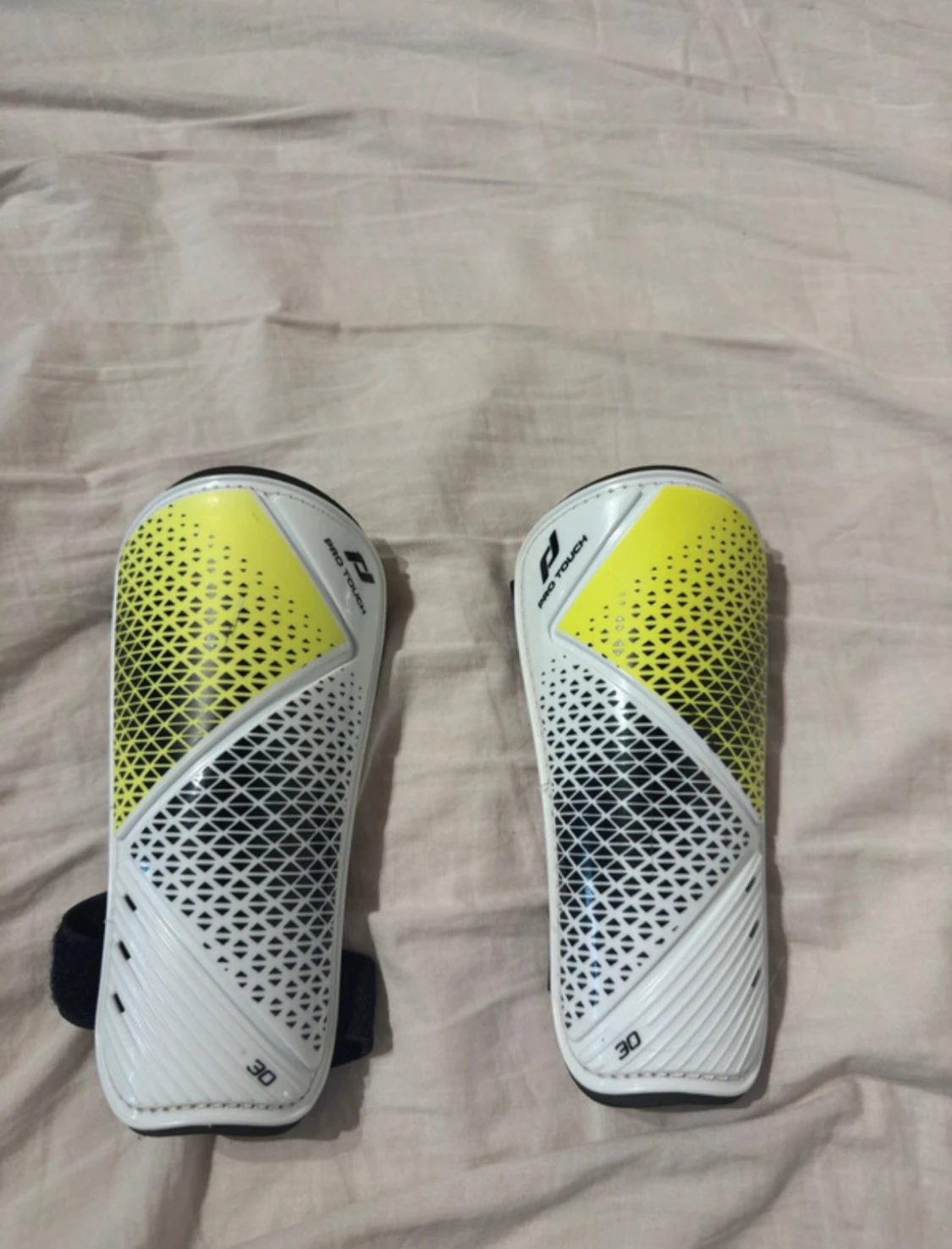 Pro Touch benskydd i vitt och gult