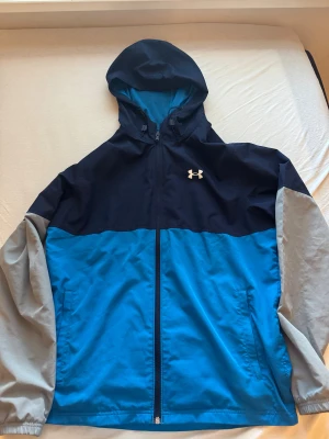 Under armour jacka - Blå grå under armour jacka storlek M inga skador förutom lite grå färgad på en av ärmarna syns på bild 5 