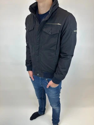 Woolrich Jacka  - Hej! Säljer nu denna väldigt snygga och eftertraktade Woolrich Fieldjacka! Jackan är slutsåld överallt och går inte att få tag på… jackan är perfekt nu till vintern  Storlek S Ny pris: 6000 kr Säljs för: 1399 kr