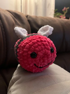 Ny virkad humla - Denna nyvirkade humla med säkrade ögon söker en ny vän. Fylld med vadd. Stl ca 13x10 cm  (Katt finns men har inte varit i kontakt med garnet.)