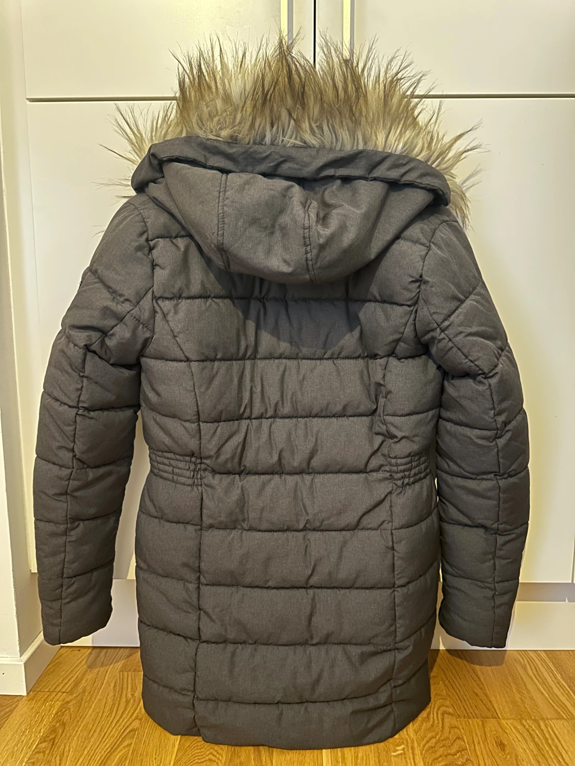 Mörkgrå pufferjacka med fuskpäls - 2