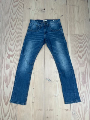 Blå Jeans - Tjena! Mycket stiliga blå jeans i straight regular fit. Storlek 30/34. Pris kan självklart diskuteras!