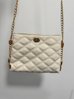 Axelväska  - Aldrig använts. Ca 23cm bred