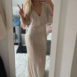 Balklänning, lång klänning glittrig slutsåld! - Supersnygg långklänning i champagnefärg med glittriga paljetter över hela klänningen. Slutsåld på hemsidan!! Så passa på här❤️‍🔥❤️‍🔥endast använd en gång (på balen)